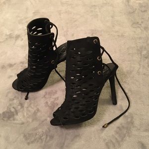 ♠️10/$10! Windsor Cut-Out Ankle Bootie